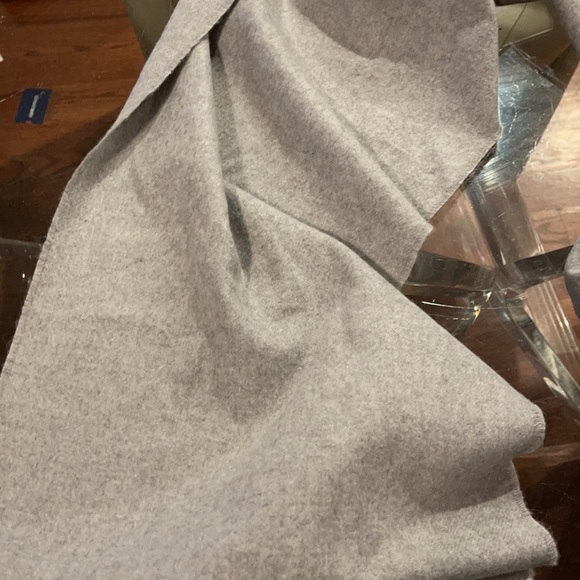 Express gray & white with bottom fringe soft scarf NWT - Picture 3 of 3